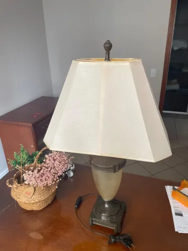 Abajur retrô de madeira 