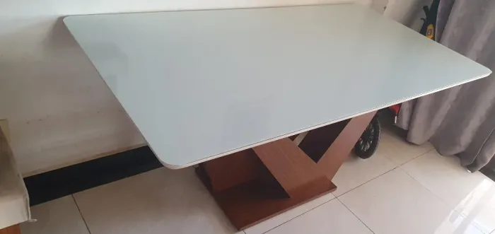 Mesa de jantar tampo em vidro off white e cantos arredondados