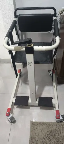 Cadeira de transferência e transporte com elevação Manual
