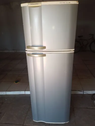 Geladeira eletrolux dúplex 350 litros funciona normal 