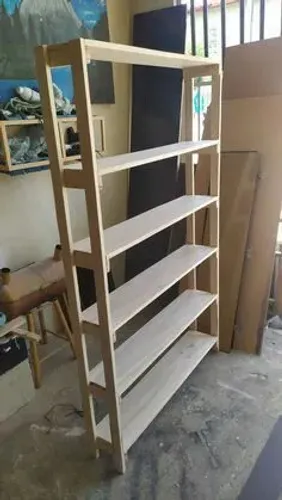 Prateleiras de madeira