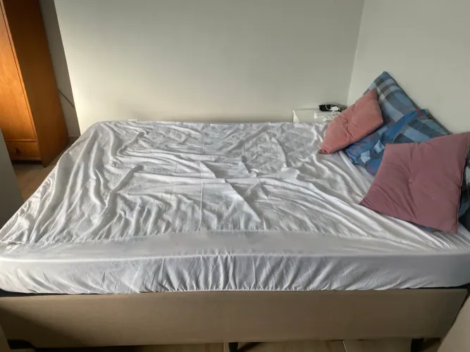 Vendo cama com colchão de casal