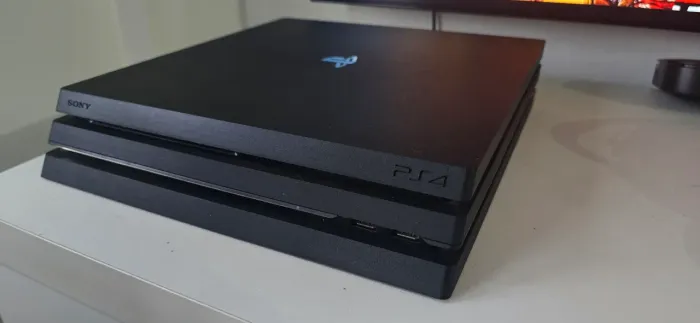Ps4 Pro 1TB em excelente estado