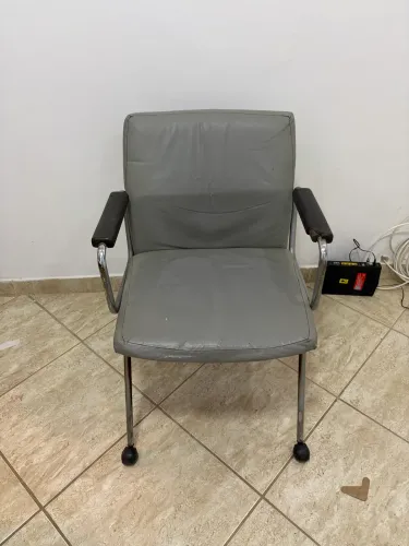 Cadeira estofada com rodízios