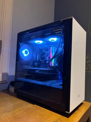 PC Gamer: Ryzen 5 5600X + RTX 2060 + 16GB RAM