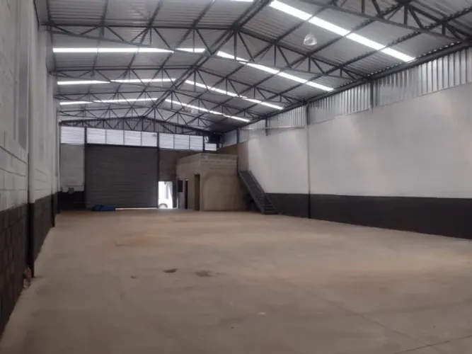 Galpão com 360m² e energia trifásica
