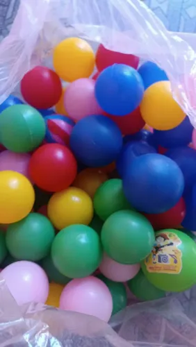 90 Bolinhas de plástico 