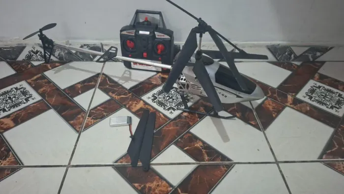 Helicóptero  com luz de Led e funciona