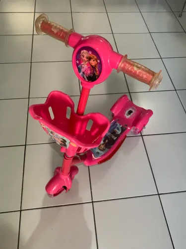 Patinete da FROZEN com música. 