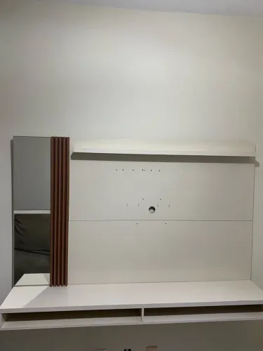 Painel Suspenso Para TV Até 65" Com Espelho e Ripado - Off White