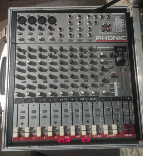 Mesa de som Phonic AM442D USB - 2.000$