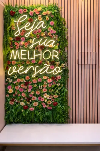 Jardim Vertical com letreiro de led