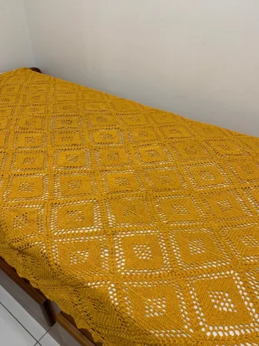 Colcha de crochê artesanal de solteiro.