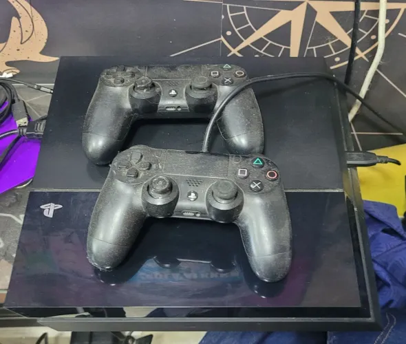 Playstation 4 com 2 controles e 9 jogos marca Sony
