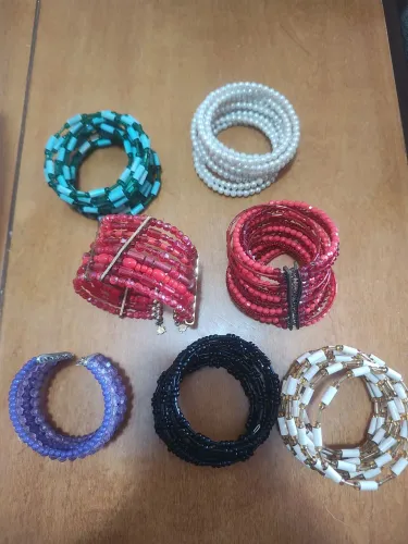 Bijouterias braceletes de várias cores, 12 reais cada.
