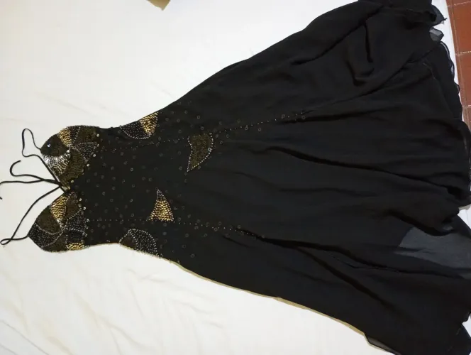 Lindo vestido na cor preto,com paetês no peito e trançado nas costas,longo ,vestido super 
