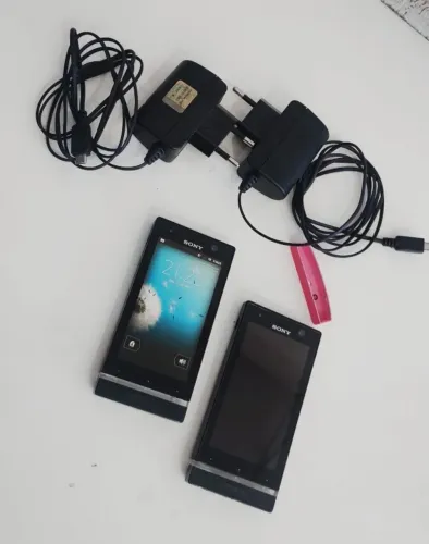 2 telefones Sony Xperia U (ST25a) Para ligações