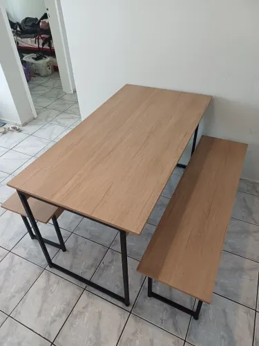 Conjunto mesa e bancos
