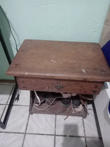 Criado mudo Antigo madeira maciça.