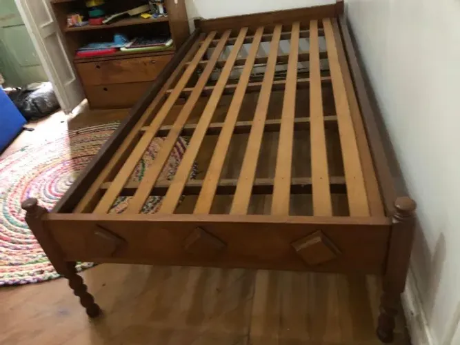 Cama de Madeira (Cerejeira) - Solteiro (com colchão impermeável)