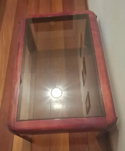 mesa de centro de mogno e vidro fumê