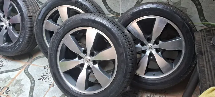 Vendo jogo de rodas aro 20 diamantada hillux com pneus novos michelim 