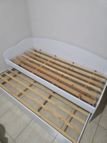 Cama de solteiro com auxiliar.