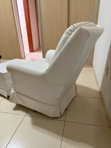 Poltrona para amamentação com puf