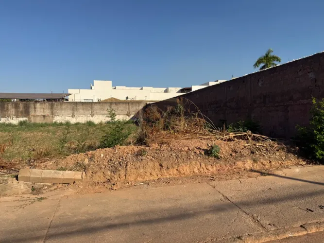 Terreno Comercial de 420m² em Jardim Cuiabá, Cuiabá-MT: Oportunidade Única!