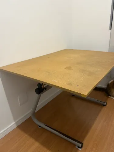 Mesa para desenho de metal que pode trocar o tampo