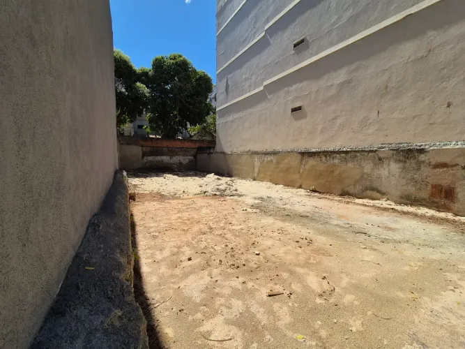 Terreno plano e regular, todo murado, serve varias finalidades !!!