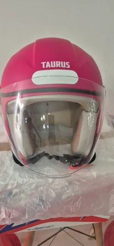 Vende-se uma capacete novo original da TAURUS por 180,00 reais.