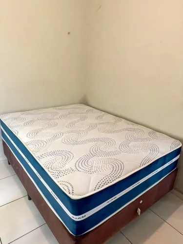 Cama de casal box com colchão de molas ensacadas