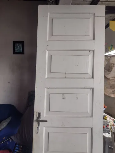 Porta em madeira maciça