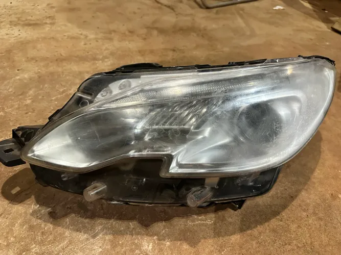 Farol dianteiro Peugeot 2008