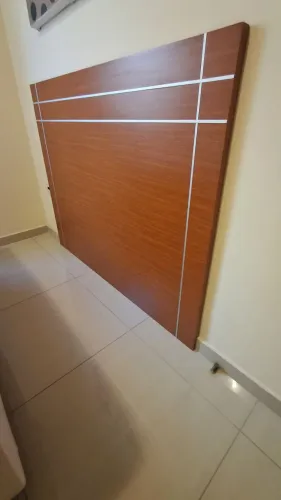 Cabeceira de Cama em Madeira com Detalhes em Alumínio - Impecável
