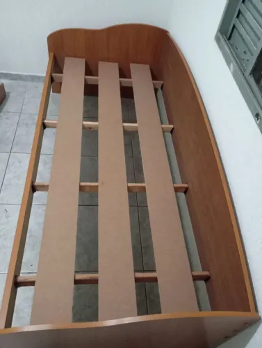Bi-Cama semi nova dois colchões 3 meses de uso