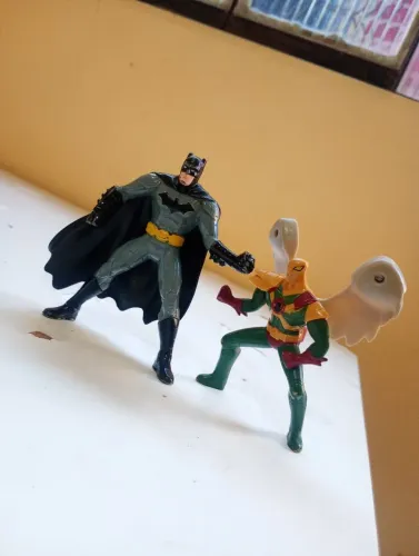 Boneco Batman e gavião arqueiro 