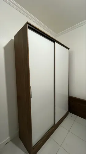 guarda-roupa grande, espaçoso e bem dividido