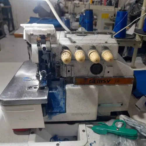 Maquina de Costura de overloque  4 fios 