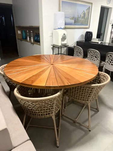 Mesa com 6 cadeiras, disponível em cores.