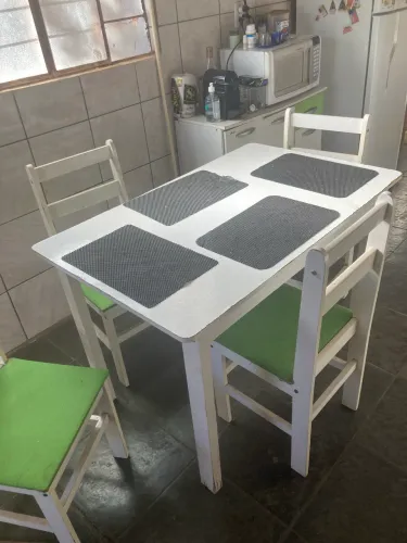 Mesa com 4 cadeiras