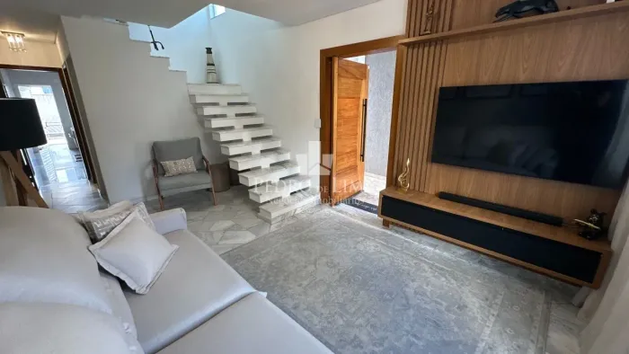 Casa na Vila Carrão 3 quartos sendo 1 suíte e 8 vagas semimobiliada.