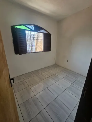 Augo um kitnet com 2 quartos, sala, cozinha, banheiro, com água e energia incluso localiz