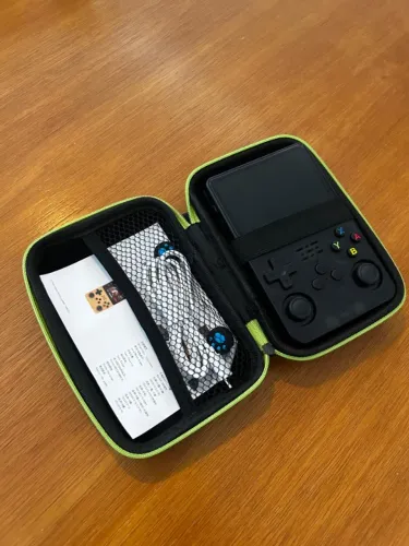 Console retrô portátil R36S 64GB + case e acessórios