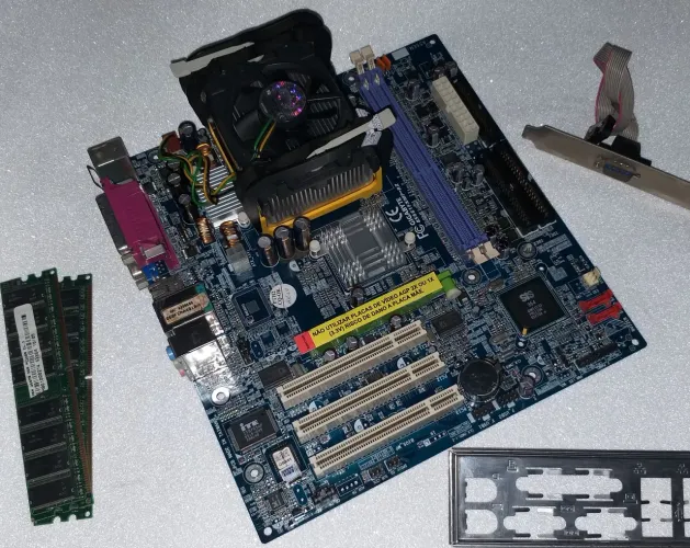 Placa Mãe Gigabyte 8S661FXMPrz Processador Celeron Cooler 512Mb Ram Ddr1 Espelho Traseiro