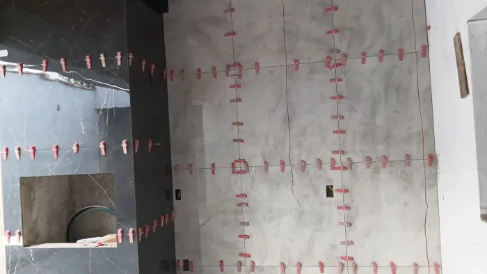 Trabalho com instalação de porcelanato e cerâmica.