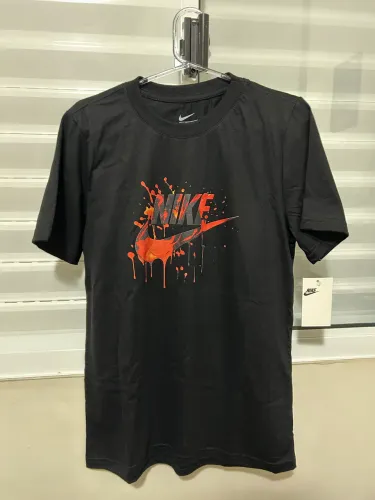 Camiseta Nike Sportswear Preta Swoosh Laranja/Vermelho - Tamanho P