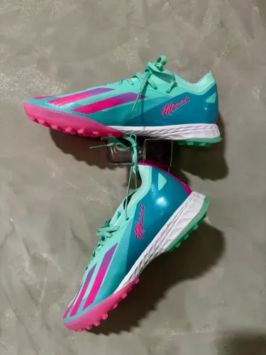 Chuteira adidas society