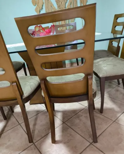 Mesa e cadeiras